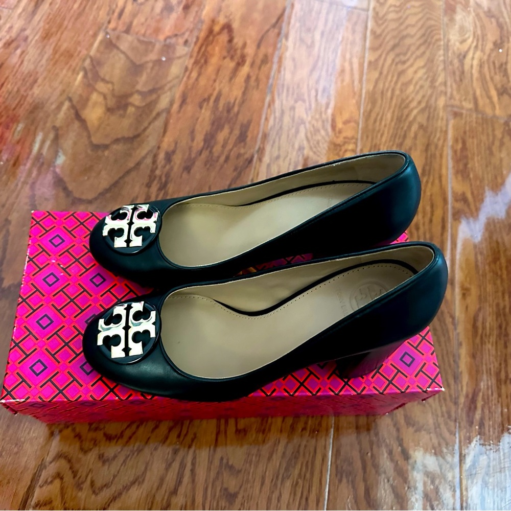 Tory Burch shoes black size 6.5. Excellent condition !!!